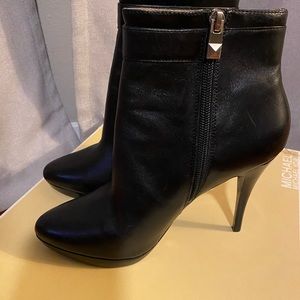 MICHAEL Michael Kors Lolita black leather bootie